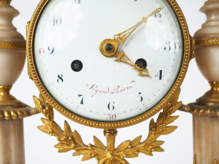 Pendule portique Louis XVI en marbre bicolore blanc et noir, à décor d