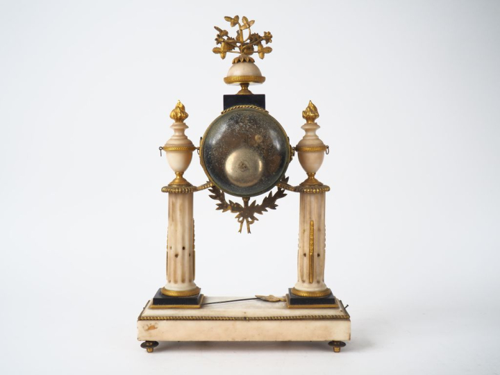 Pendule portique Louis XVI en marbre bicolore blanc et noir, à décor d