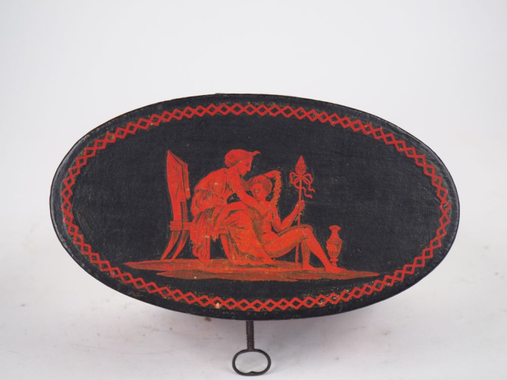 Boite ovale Empire à décor peint en rouge et noir de style étrusque, f