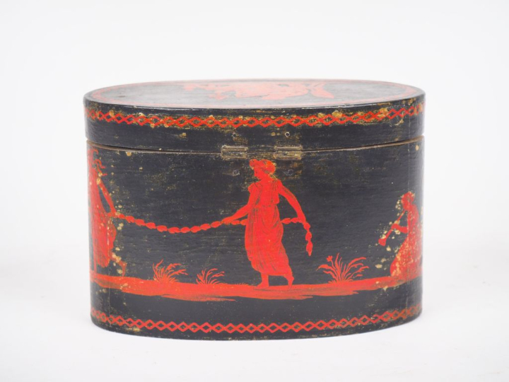 Boite ovale Empire à décor peint en rouge et noir de style étrusque, f