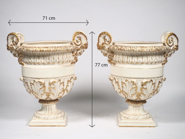 Exceptionnelle paire de vases en Sarreguemines, à décor de têtes de fa