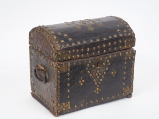 Vente aux enchères Coffret Louis XIV en bois gainé de cuir clouté.  (usures)  Dim. 28 x 3