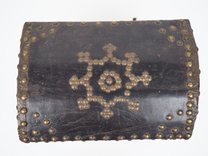 Coffret Louis XIV en bois gainé de cuir clouté.  (usures)  Dim. 28 x 3
