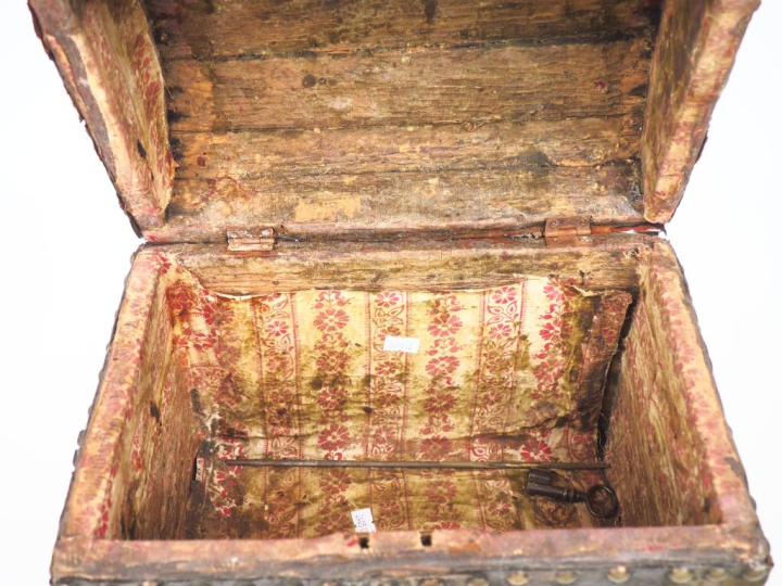 Coffret Louis XIV en bois gainé de cuir clouté.  (usures)  Dim. 28 x 3