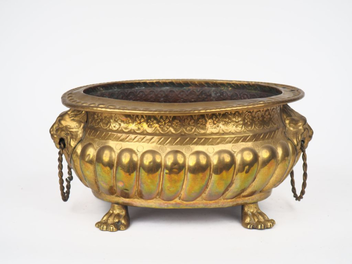 Jardinière Louis XIV en laiton, à décor de godrons, de griffes et de m
