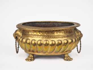 Vente aux enchères Jardinière Louis XIV en laiton, à décor de godrons, de griffes et de m