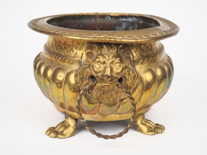 Jardinière Louis XIV en laiton, à décor de godrons, de griffes et de m