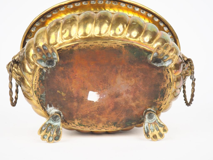 Jardinière Louis XIV en laiton, à décor de godrons, de griffes et de m