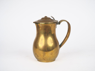 Vente aux enchères Broc Louis XIV en cuivre jaune.