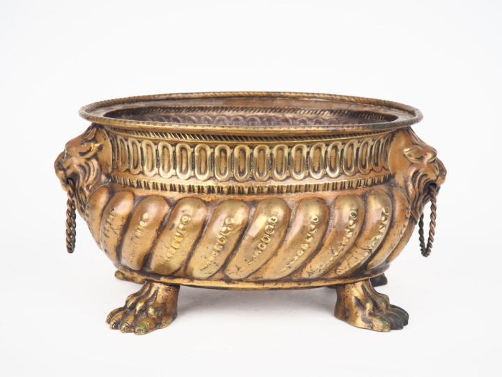 Jardinière Louis XIV en laiton, à décor de godrons, de griffes et de m