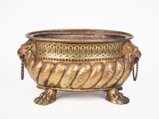 Vente aux enchères Jardinière Louis XIV en laiton, à décor de godrons, de griffes et de m