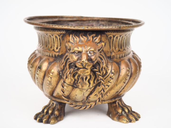 Jardinière Louis XIV en laiton, à décor de godrons, de griffes et de m