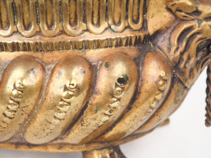 Jardinière Louis XIV en laiton, à décor de godrons, de griffes et de m