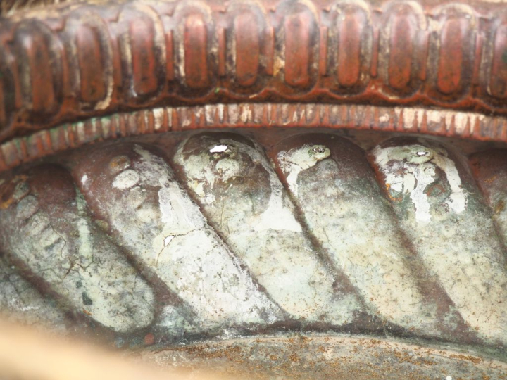 Jardinière Louis XIV en laiton, à décor de godrons, de griffes et de m