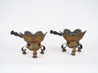 Vente aux enchères 2 différents réchauds Louis XIV en cuivre jaune, manches en bois noirc