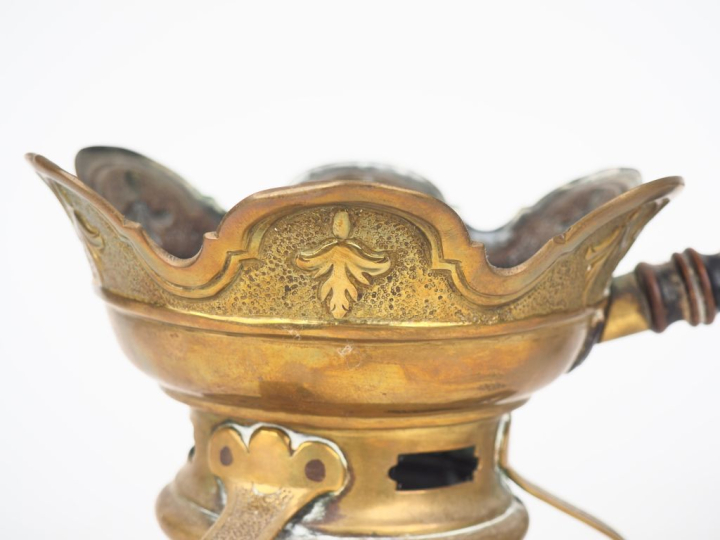 2 différents réchauds Louis XIV en cuivre jaune, manches en bois noirc