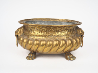 Vente aux enchères Jardinière Louis XIV en laiton, à décor de godrons, de griffes et de m