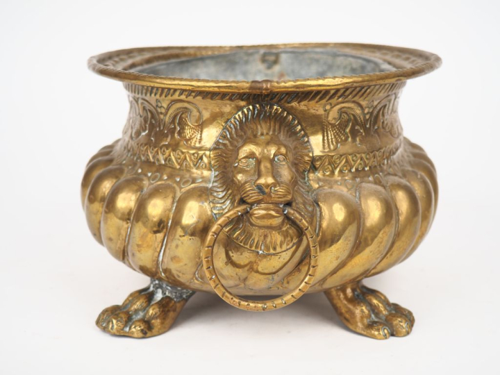 Jardinière Louis XIV en laiton, à décor de godrons, de griffes et de m