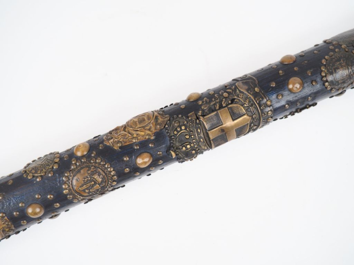 Tire barque en bois et laiton à décor d'armoiries, de pièces et de clo