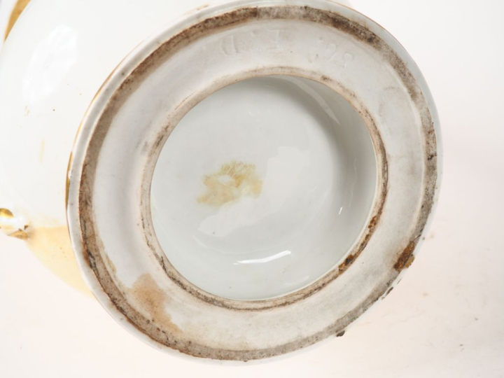 Grand vase à anses Napoléon III en porcelaine de Paris, à décor polych