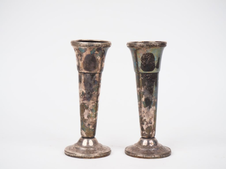 Paire de vases soliflores en métal argenté et plombé. H. 18 cm