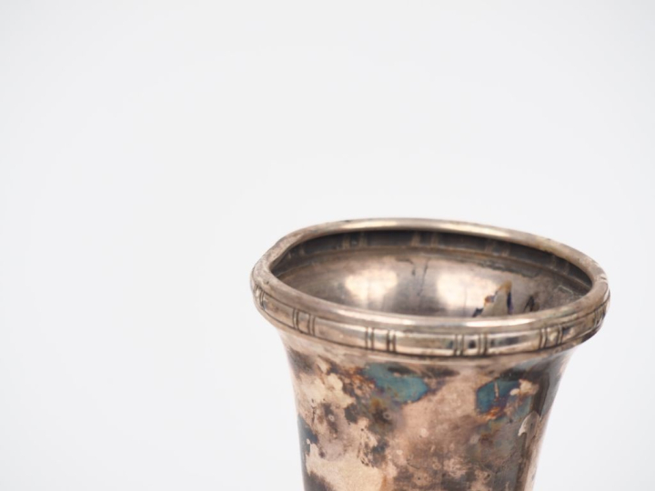 Paire de vases soliflores en métal argenté et plombé. H. 18 cm