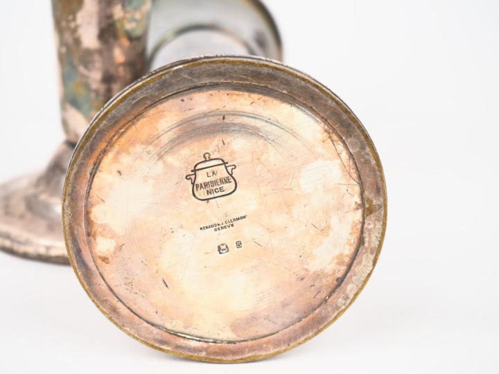 Paire de vases soliflores en métal argenté et plombé. H. 18 cm