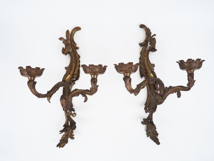 Paire d'appliques doubles en bronze de style Louis XV éclairant à deux