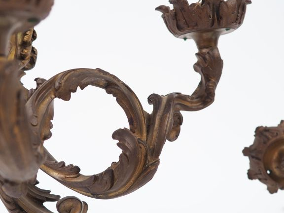 Paire d'appliques doubles en bronze de style Louis XV éclairant à deux