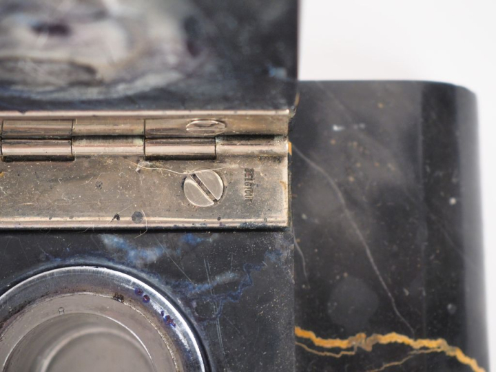 Encrier Art Déco en marbre portor. Dim. 7 x 24 x 15 cm