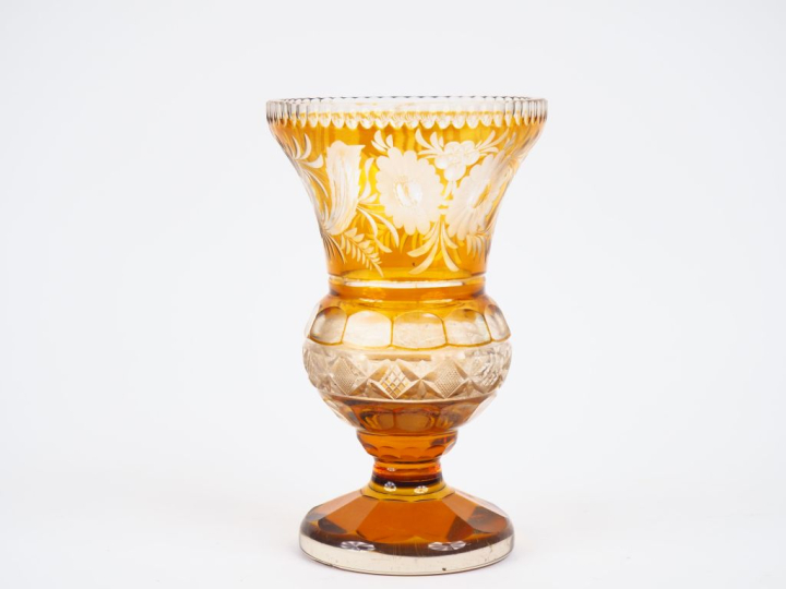 Vase en cristal bicolore de Bohème, décor taillé de fleurs, jaune et t