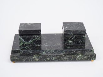 Vente aux enchères Encrier Art Déco en marbre vert des Alpes. Dim. 8 x 25,5 x 16 cm