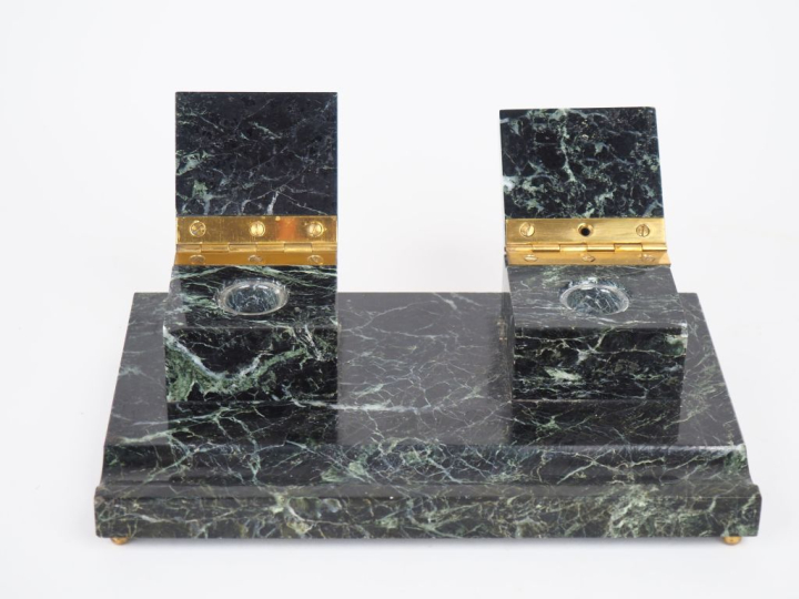 Encrier Art Déco en marbre vert des Alpes. Dim. 8 x 25,5 x 16 cm