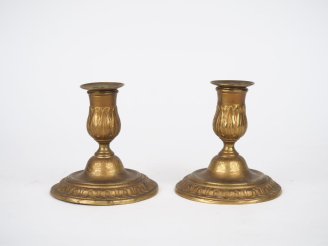 Vente aux enchères Paire de bougeoirs de toilette Louis XIV en bronze à décor gravé de fe