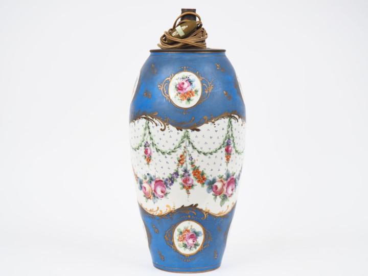 Vase en porcelaine dans le goût de Sèvres, à décor de fleurs polychrom