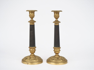 Vente aux enchères Paire de bougeoirs Restauration en bronze et laiton, à double patine, 