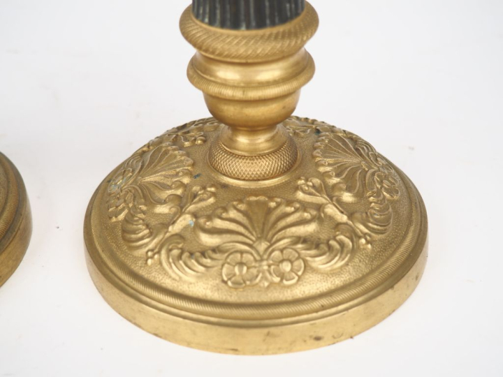 Paire de bougeoirs Restauration en bronze et laiton, à double patine, 