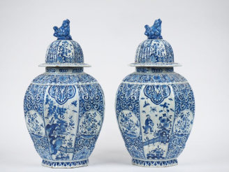 Vente aux enchères Paire de potiches couvertes XIXème en faience de Delft, décor en camai