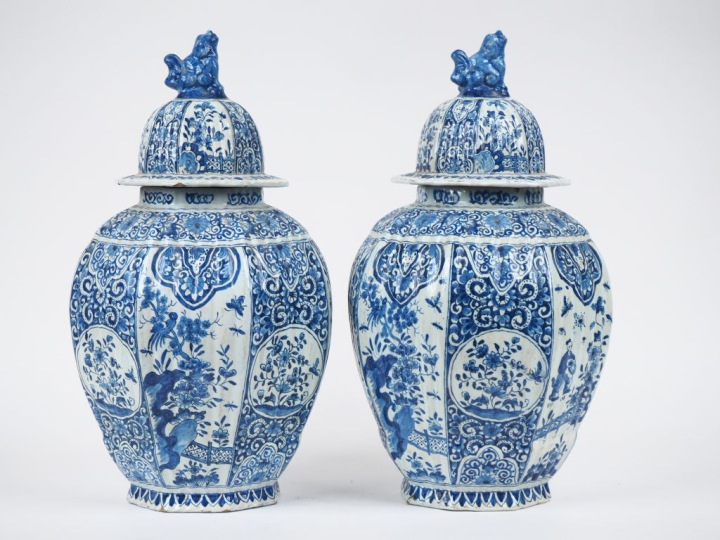 Paire de potiches couvertes XIXème en faience de Delft, décor en camai