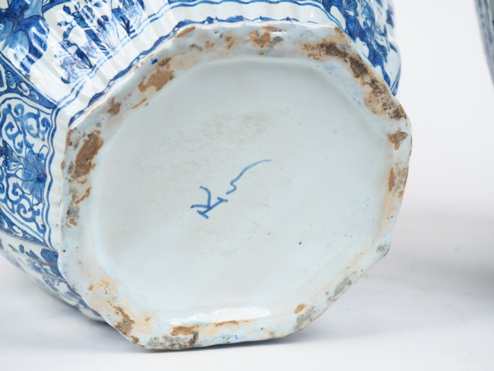 Paire de potiches couvertes XIXème en faience de Delft, décor en camai