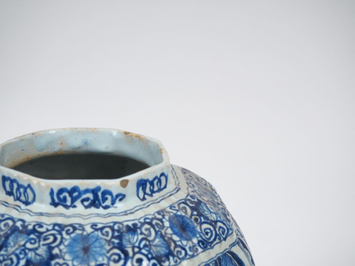 Paire de potiches couvertes XIXème en faience de Delft, décor en camai