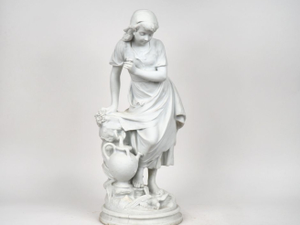 Vente aux enchères SPERLAEKEN. "jeune fille à la fontaine et à l'oiseau" Sujet en biscuit