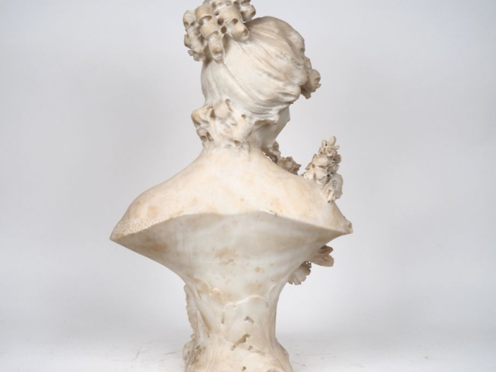 Charles PROSPER d'EPINAY. "Elégante". Sculpture en albâtre. Signée. H.