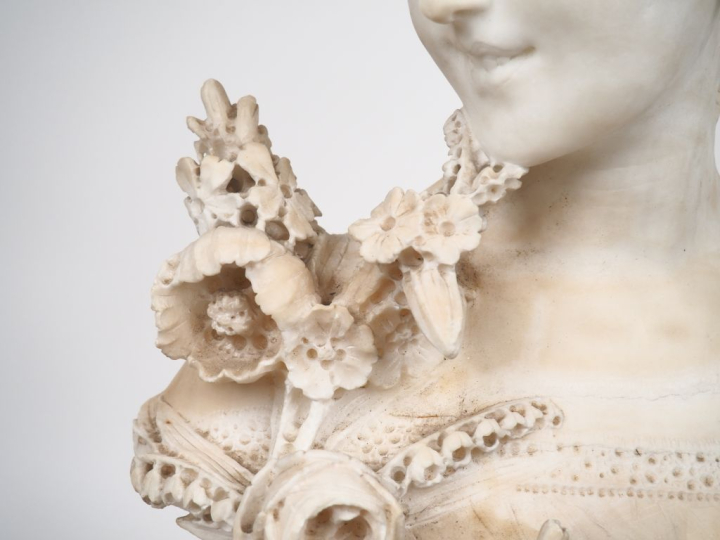 Charles PROSPER d'EPINAY. "Elégante". Sculpture en albâtre. Signée. H.