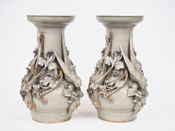 Paire de vases Napoléon III en porcelaine céladon à décor de griffon e