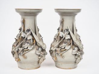 Vente aux enchères Paire de vases Napoléon III en porcelaine céladon à décor de griffon e