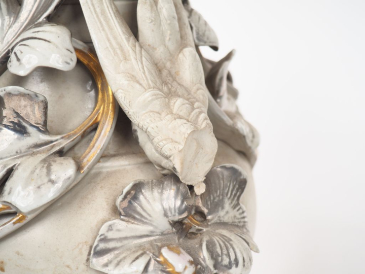 Paire de vases Napoléon III en porcelaine céladon à décor de griffon e