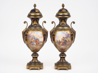 Vente aux enchères Paire de vases balustre en porcelaine de style Louis XVI à décor dans 