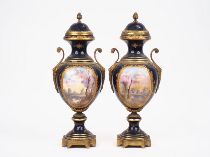 Paire de vases balustre en porcelaine de style Louis XVI à décor dans 