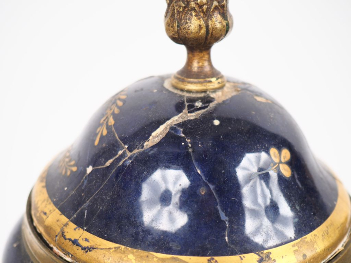 Paire de vases balustre en porcelaine de style Louis XVI à décor dans 